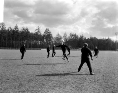 Training Nederlands elftal te Zeist, spelers tijdens de training, Hans Kraay ko…, Bestanddeelnr 916-2747