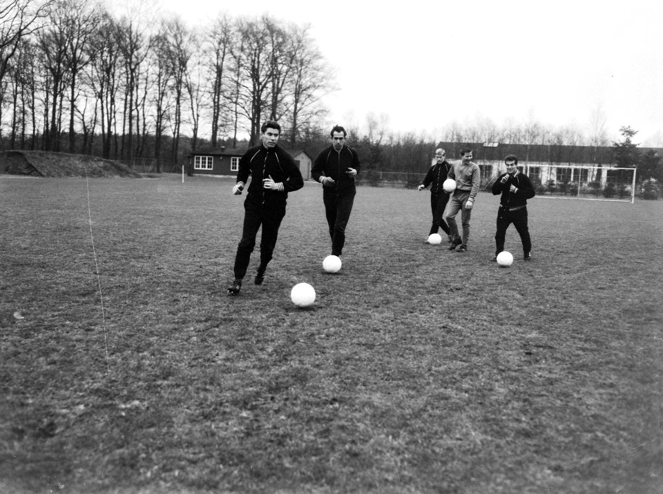 Training Nederlands elftal te Zeist, v.l.n.r. Van Nee , Pieters Graafland , Fran, Bestanddeelnr 917-5718