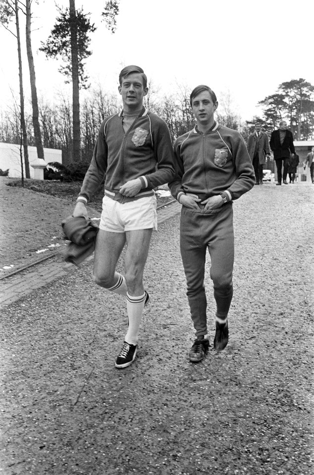 Training Nederlands elftal te Zeist, Nico van Zoghel en Johan Cruijff, Bestanddeelnr 921-0571