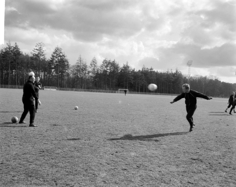 Training Nederlands elftal te Zeist, spelers tijdens de training, Links coach E…, Bestanddeelnr 916-2748