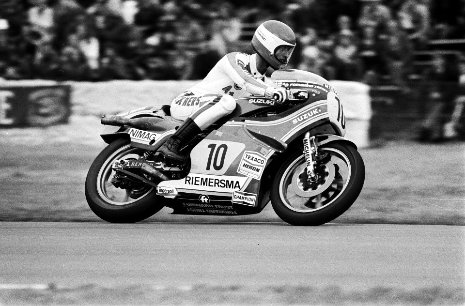 Training TT Assen Wil Hartog in actie op zijn 500cc Suzuki, Bestanddeelnr 929-7832