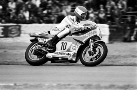 Training TT Assen Wil Hartog in actie op zijn 500cc Suzuki, Bestanddeelnr 929-7832