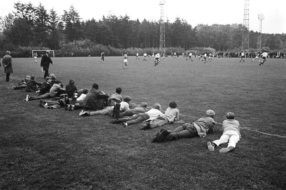 Training Nederlands elftal te Zeist. Geselecteerden oefenden tegen HVC. Kinderen, Bestanddeelnr 921-3567