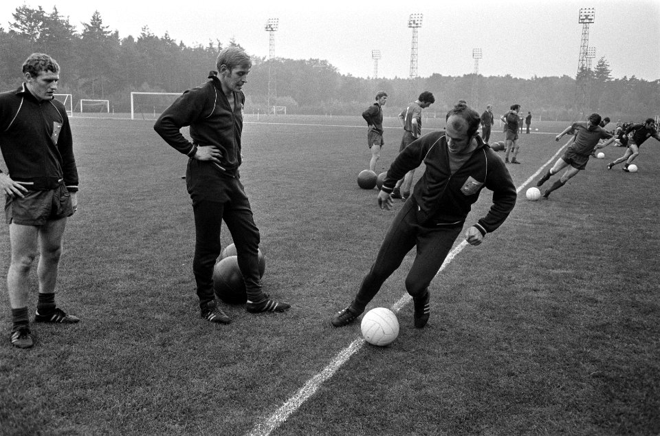 Training Nederlands elftal in Zeist. Eddy Treytel (rechts) en Piet Schrijvers ti, Bestanddeelnr 922-8859