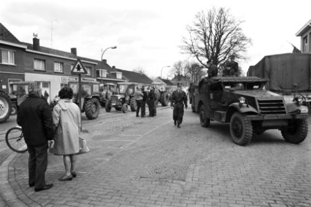 Tractoren tijdens de actie en een voertuig van de Belgische Rijkswacht, Bestanddeelnr 924-3692 photo