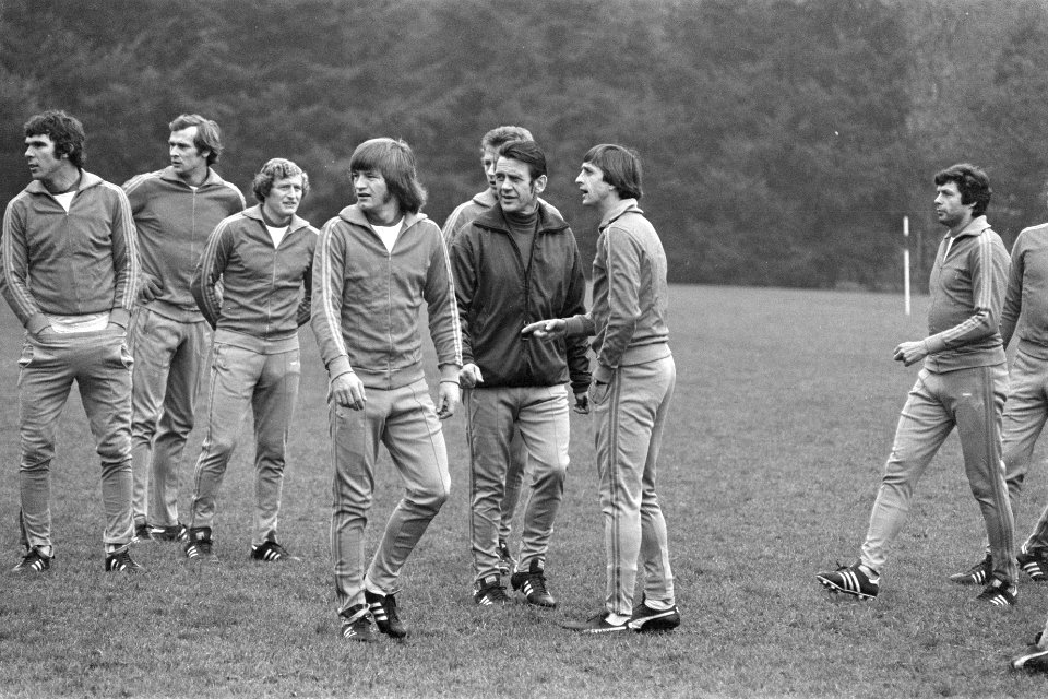 Training Nederlands elftal in Zeist, vlnr Peters, trainer Zwartkruis en Crui, Bestanddeelnr 929-4070