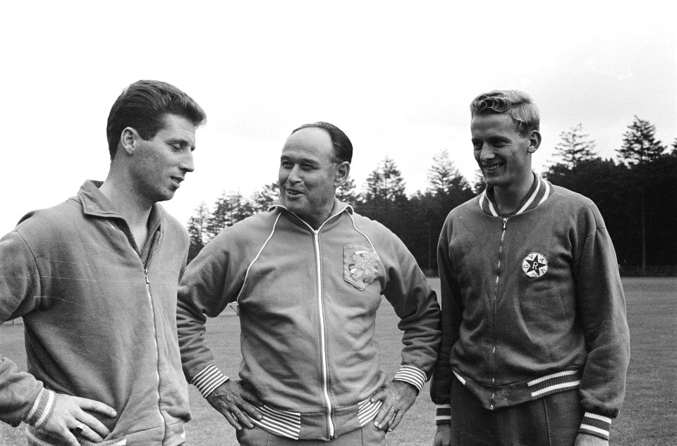 Training Nederlands elftal te Zeist Elec Schwartz in gesprek met van Linden (li, Bestanddeelnr 915-4974