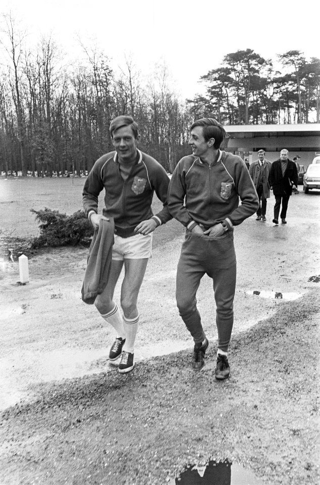 Training Nederlands elftal te Zeist, Nico van Zoghel (l met Johan Cruijff, Bestanddeelnr 921-0567