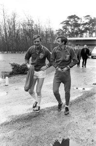Training Nederlands elftal te Zeist, Nico van Zoghel (l met Johan Cruijff, Bestanddeelnr 921-0567