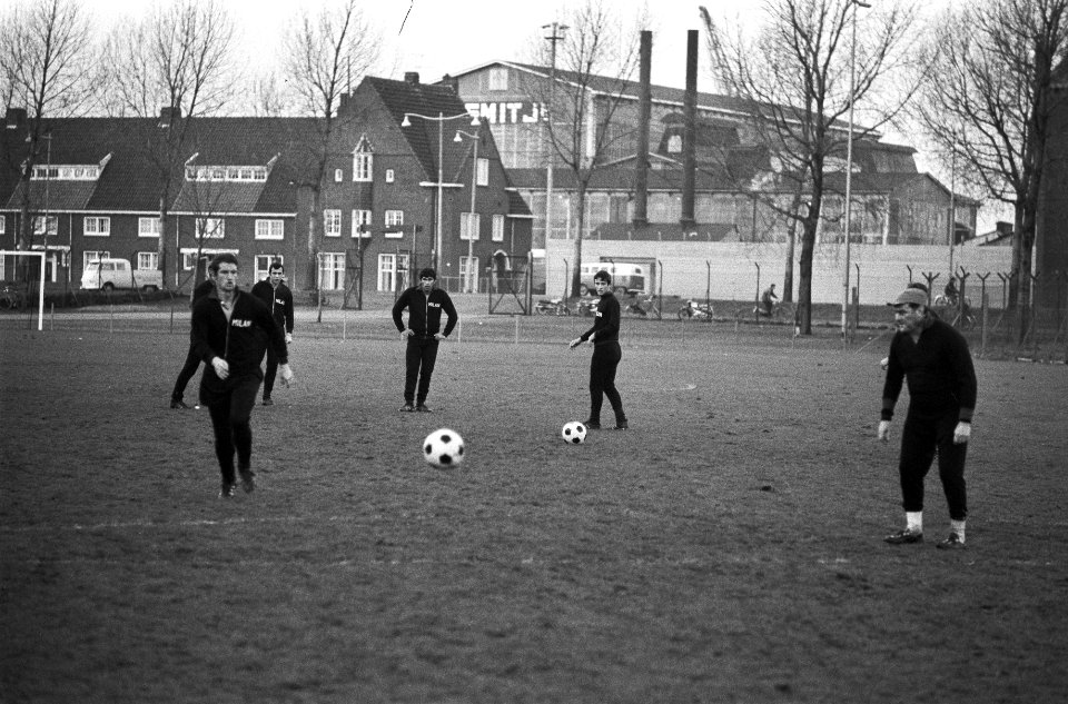 Training van het AC Milan elftal op een bijveld van het Feyenoord-stadion in Rot, Bestanddeelnr 923-0120