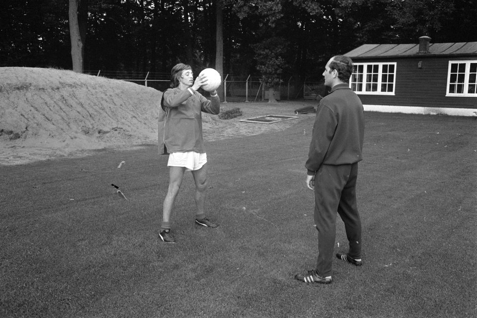 Training Nederlands elftal in Zeist Cruijff, met bal, Bestanddeelnr 922-7527