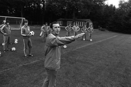 Training Nederlands elftal in Zeist trainer Knobel geeft aanwijzingen, op de ac, Bestanddeelnr 927-4989
