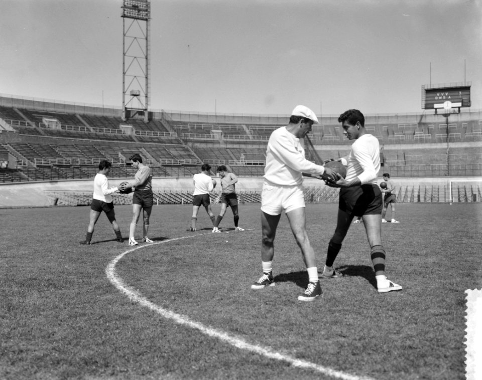 Training van de Mexicaanse voetballers in het Olympisch Stadion . Op de voorgron, Bestanddeelnr 912-3650