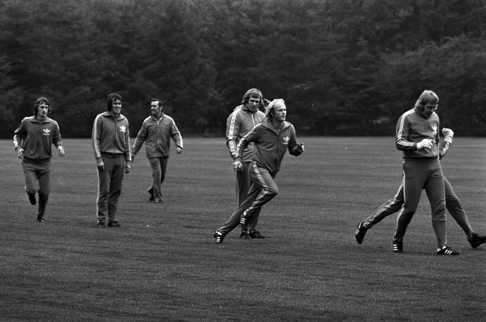 Training Nederlands elftal in Zeist vlnr Rensenbrink, Ressel, Knobel, De Jo, Bestanddeelnr 927-4992