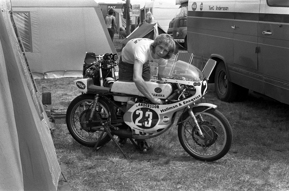 Training TT Assen, de Zweed Kent Andersson bij zijn motor (125 cc), Bestanddeelnr 926-4939
