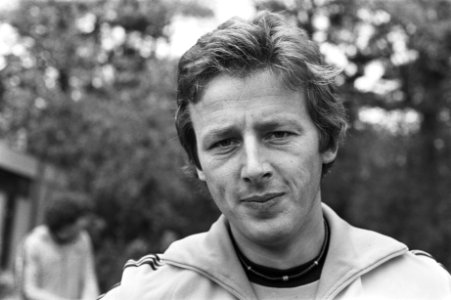 Training Nederlands elftal in Zeist nr 2 Hugo Hovenkamp (kop), nr 3 Johan Nee, Bestanddeelnr 929-7161