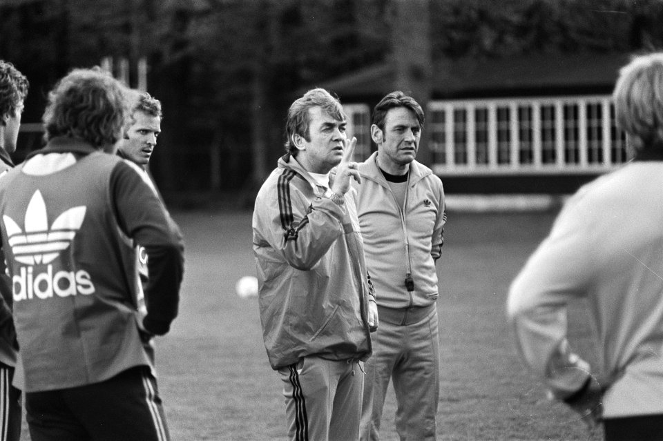 Training Nederlands elftal in Zeist trainers Happel (l) en Zwartkruis, Bestanddeelnr 929-7153