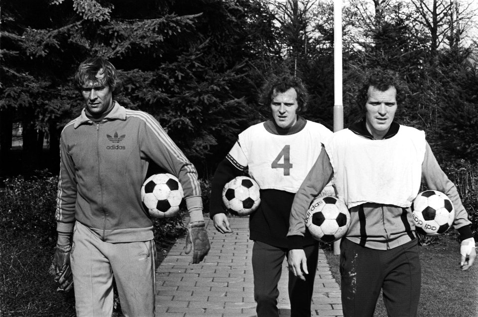 Training PSV voor UEFA-cup duel v.l.n.r. Jan van Beveren, René van de Kerkhof e, Bestanddeelnr 929-6201
