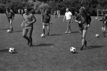 Training selectie Nederlands elftal in Zeist, debutanten Stuy (links) en Arie Ha, Bestanddeelnr 925-8158