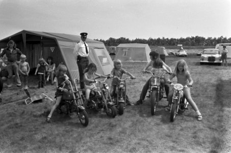 Training TT Assen, kinderen op mini-motoren, Bestanddeelnr 926-4940