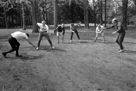 Training schaatsploeg op CIOS te Overveen. Trainer Holleboom (rechts) tijdens tr, Bestanddeelnr 921-3606