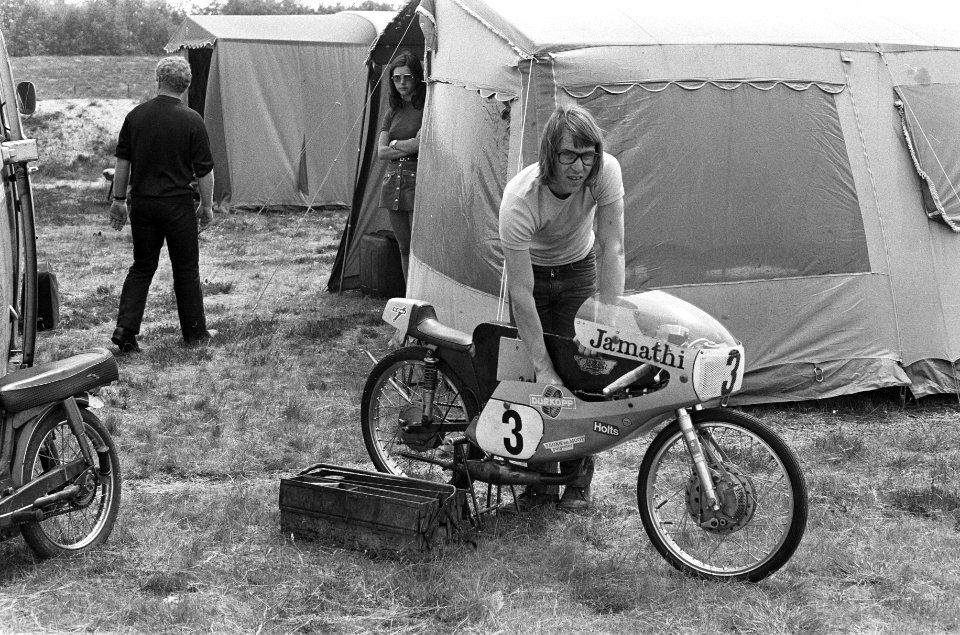 Training TT Assen, Theo Timmer bezig met zijn Jamathi motor, Bestanddeelnr 926-4936