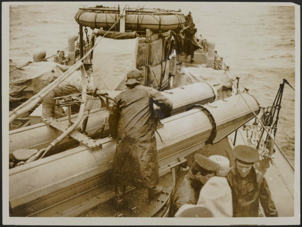 Training torpedo deck-tubes in readiness for firing, Bestanddeelnr 158-2685