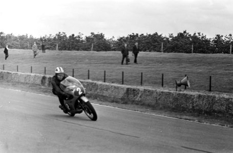 Training TT Assen . 250cc klasse. Mike Hailwood, Bestanddeelnr 920-4251