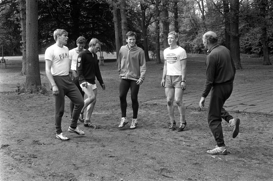Training schaatsploeg op CIOS te Overveen. Trainer Holleboom (rechts) tijdens tr, Bestanddeelnr 921-3607