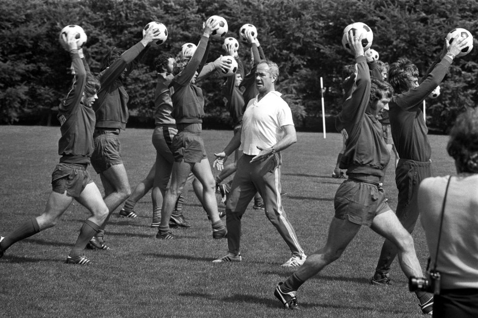 Training selectie Nederlands elftal in Zeist, trainer Fadrhone tussen de trainen, Bestanddeelnr 925-8159