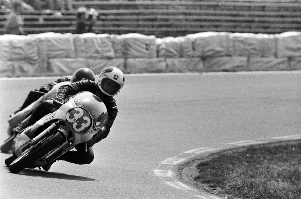 Training TT Assen , Boet van Dulmen tijdens training 350cc, Bestanddeelnr 928-6623