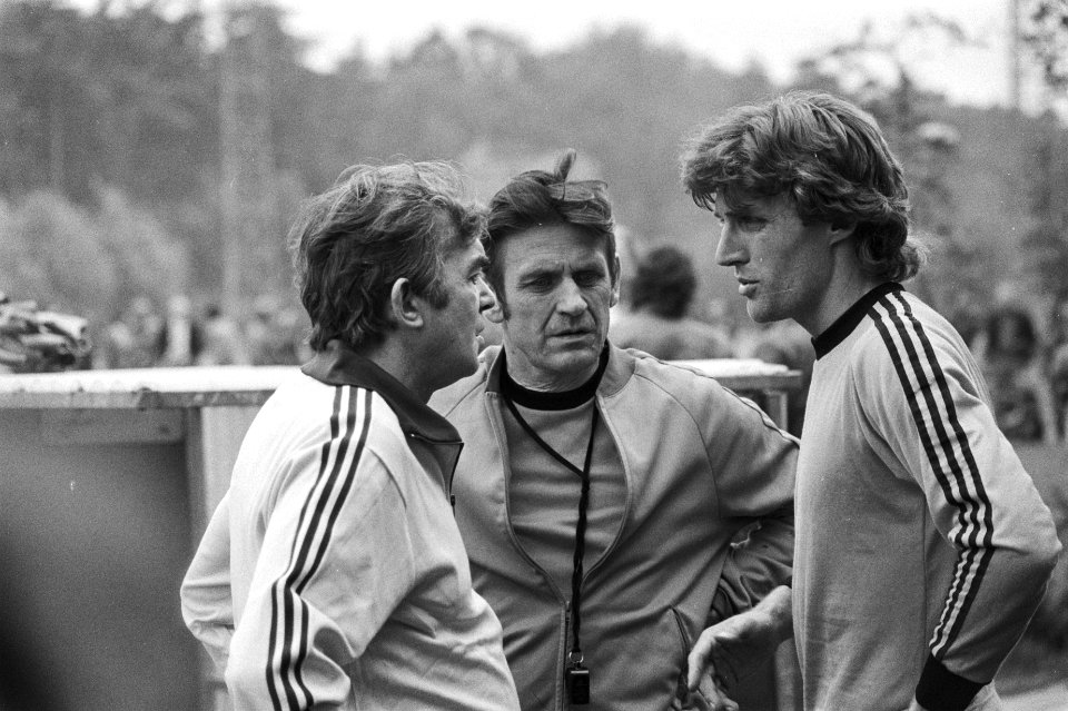 Training Nederlands elftal trainers Happel (l) en Zwartkruis (midden) in gespre, Bestanddeelnr 929-7317