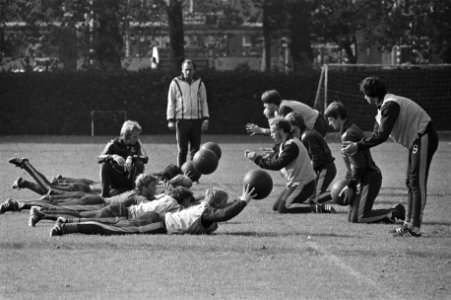 Training van Ajax i.v.m. de Europa Cup I wedstrijd tegen Helsinki JK trainer Le, Bestanddeelnr 930-4675