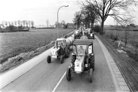 Tractoren tijdens de actie, Bestanddeelnr 924-3688 photo