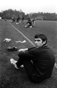 Training Nederlands elftal in Zeist. Geblesseerde Van Hanegem kijkt toe bij trai, Bestanddeelnr 922-8860