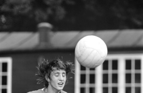 Training Nederlands elftal in Zeist Cruijff, kop, met bal om te koppen, Bestanddeelnr 922-7524