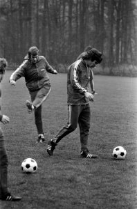 Training Nederlands elftal in Zeist, Theo de Jong (links) en Van Hanegem, Bestanddeelnr 926-0282