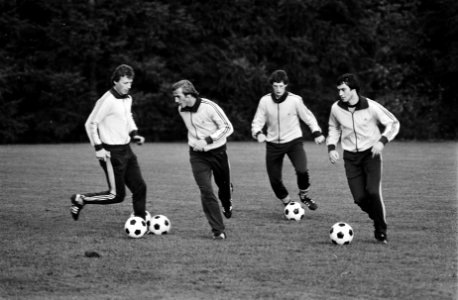 Training Nederlands elftal in verband met interland tegen DDR in training v.l.n, Bestanddeelnr 929-9923