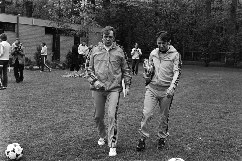 Training Nederlands elftal in Zeist trainer Happel (l) en Zwartkruis, Bestanddeelnr 929-7156