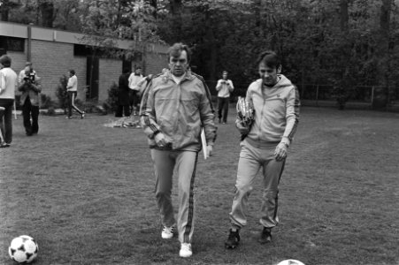 Training Nederlands elftal in Zeist trainer Happel (l) en Zwartkruis, Bestanddeelnr 929-7156