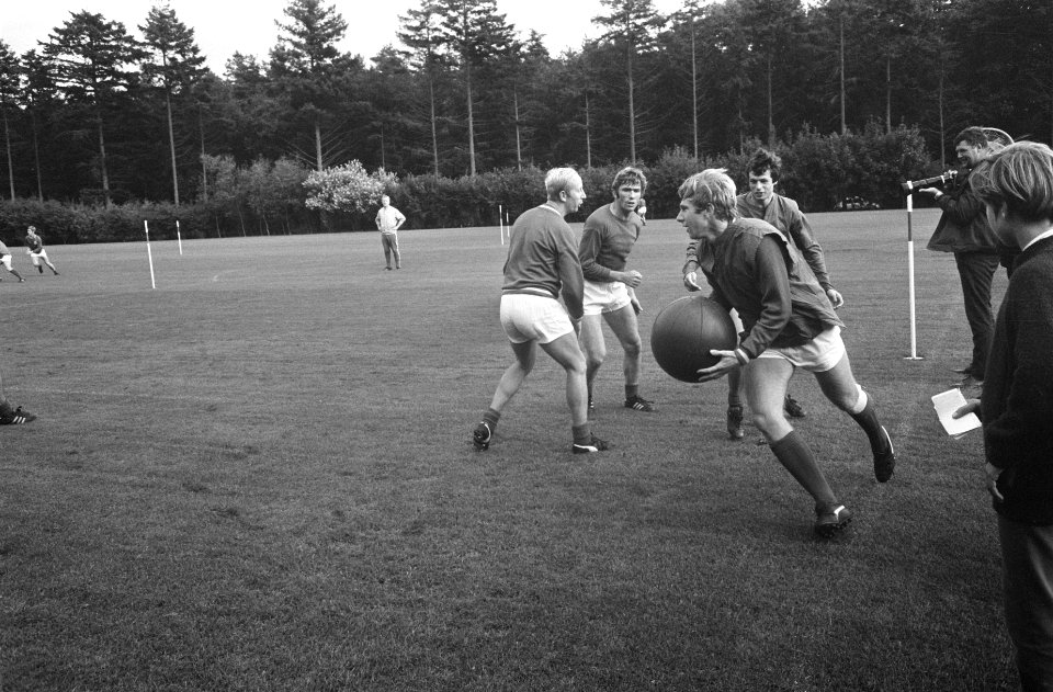 Training Nederlands elftal in Zeist partijtje handbal Roggeveen met bal, Bestanddeelnr 922-7520