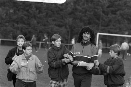 Training Nederlands elftal in Zeist Ruud Gullit deelt handtekeningen uit, Bestanddeelnr 933-8176