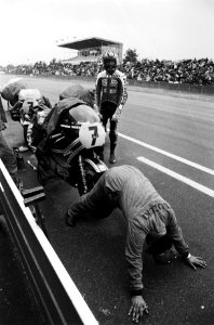 Training TT Assen Barry Sheene (kanshebber 500cc) kijkt hoe zijn monteur de wie, Bestanddeelnr 929-7829