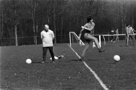 Training spelers PSV Rijvers (trainer) en Edstrom, Bestanddeelnr 928-5232