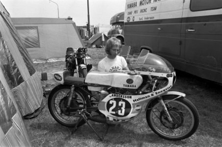 Training TT Assen, de Zweed Kent Andersson bij zijn motor (125 cc), Bestanddeelnr 926-4937