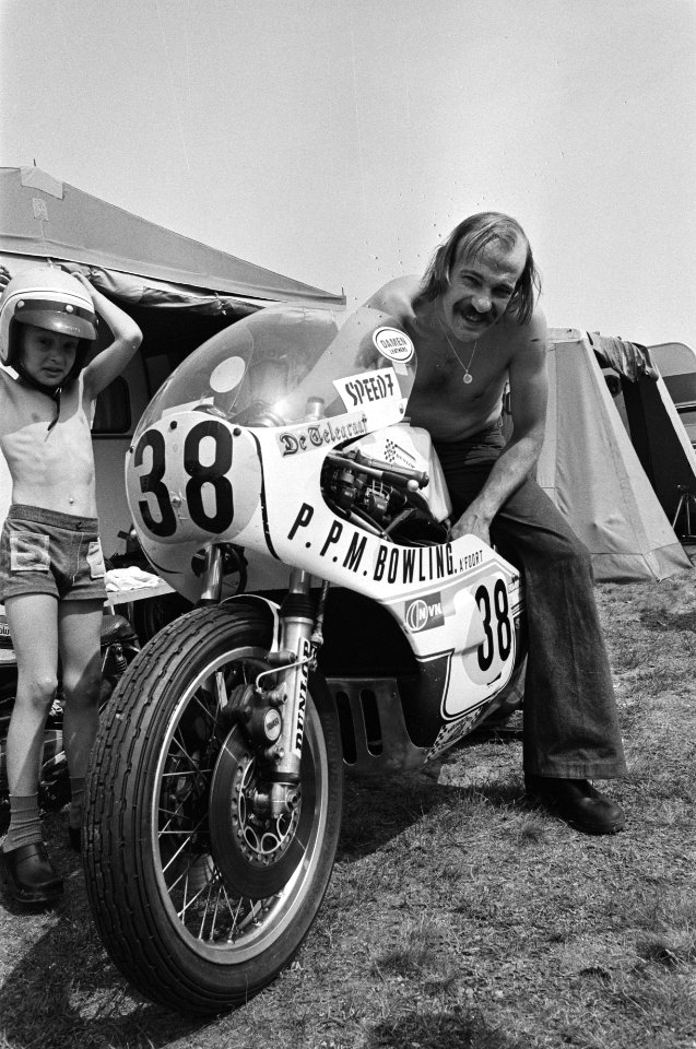 Training TT Assen , Rob Bron bij motor (500cc), links zoontje Erwin, Bestanddeelnr 928-6624