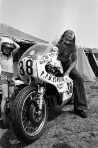 Training TT Assen , Rob Bron bij motor (500cc), links zoontje Erwin, Bestanddeelnr 928-6624