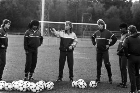 Training Nederlands elftal v.l.n.r. Peter Houtman , Ruud Gullit , bondscoach Le, Bestanddeelnr 933-4768