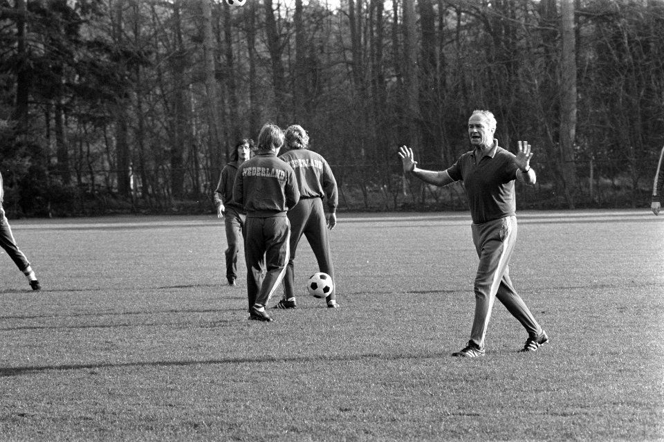Training selectie Nederlands elftal in Zeist voor wedstrijd tegen Belgie, traine, Bestanddeelnr 926-0251