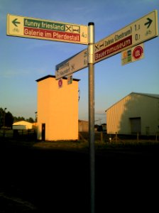 Trafoturm und Radrouten-Wegweiser in Zahna Ende Juli 2013
